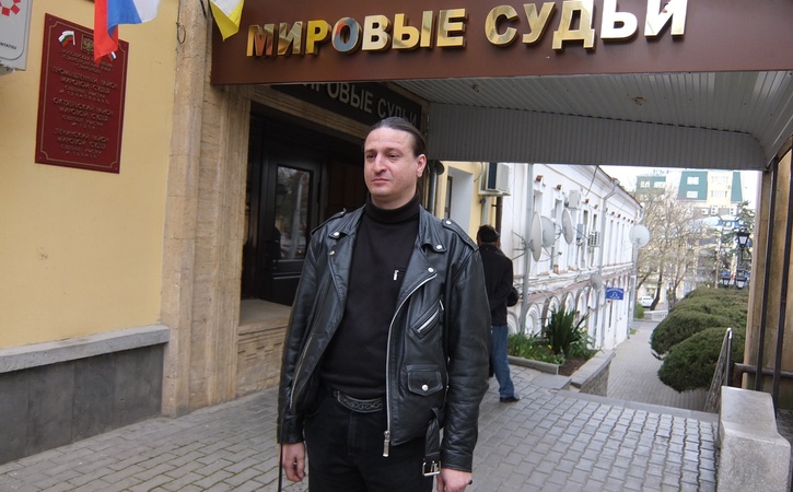 Виктор Краснов около здания суда в г. Ставрополь